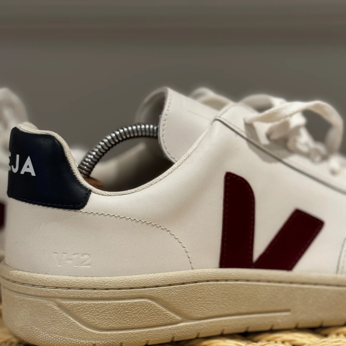 Veja V-12 vita med vinrött V  - 1