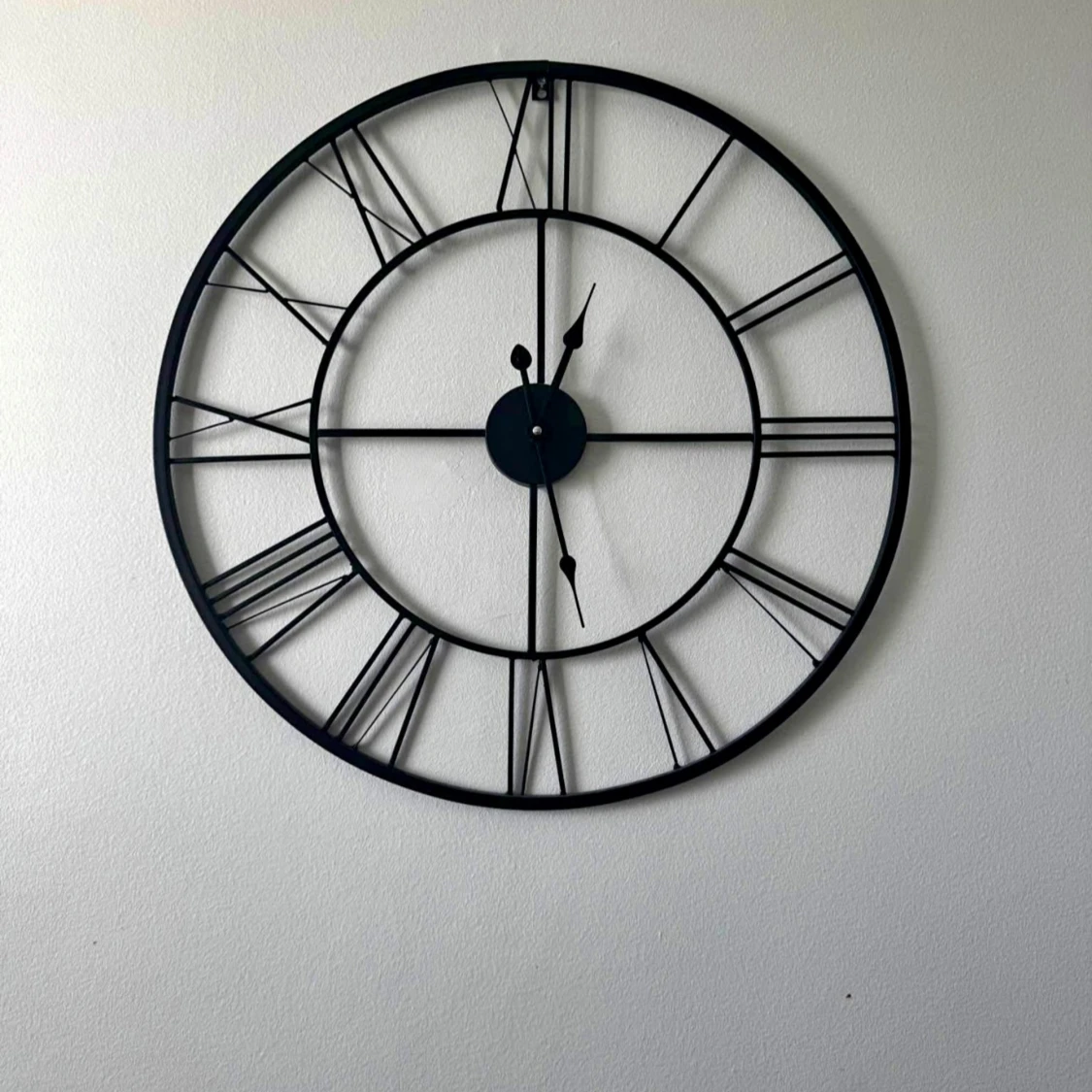 Mio Stor svart väggklocka i metall