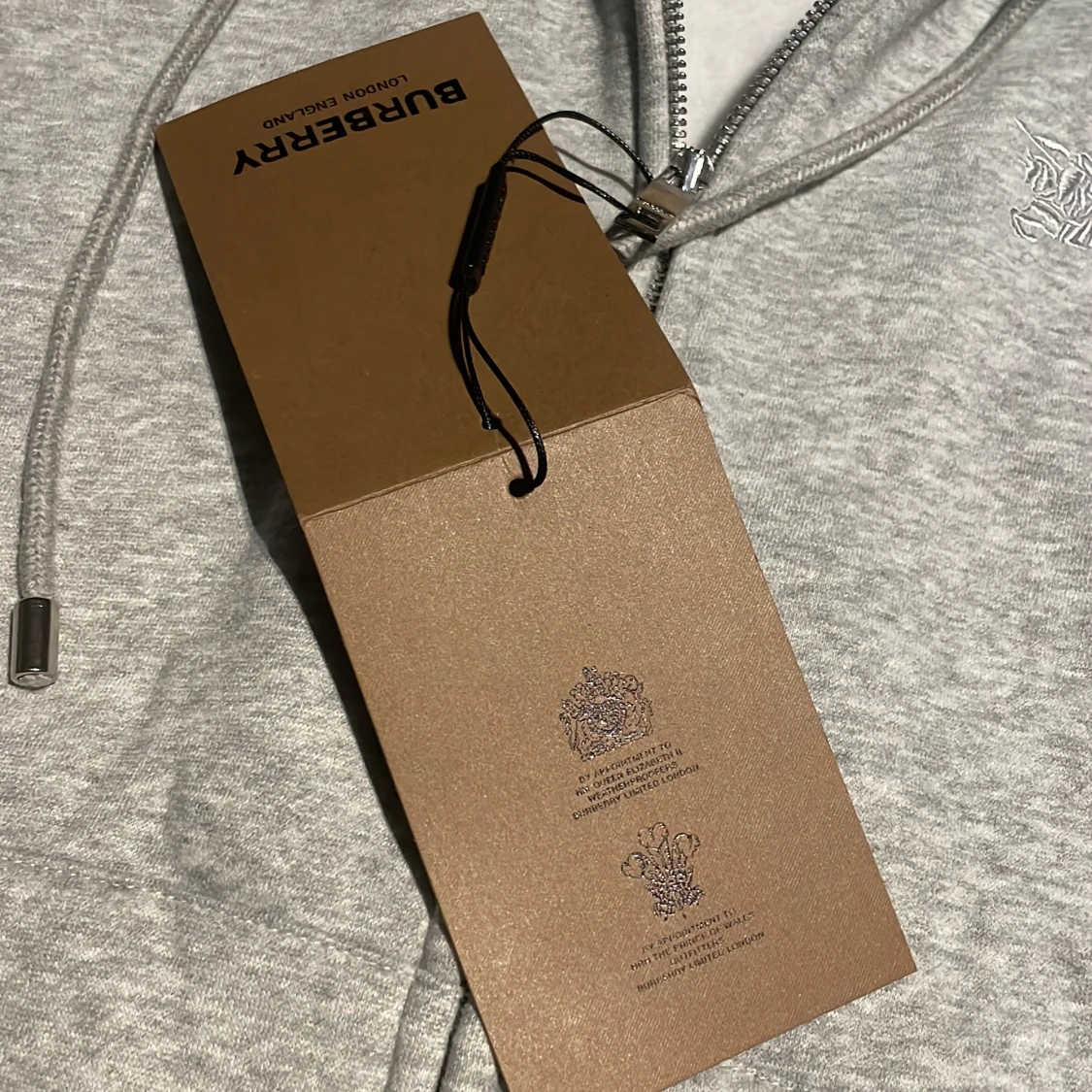 Grå hoodie från Burberry med dragkedja - 3