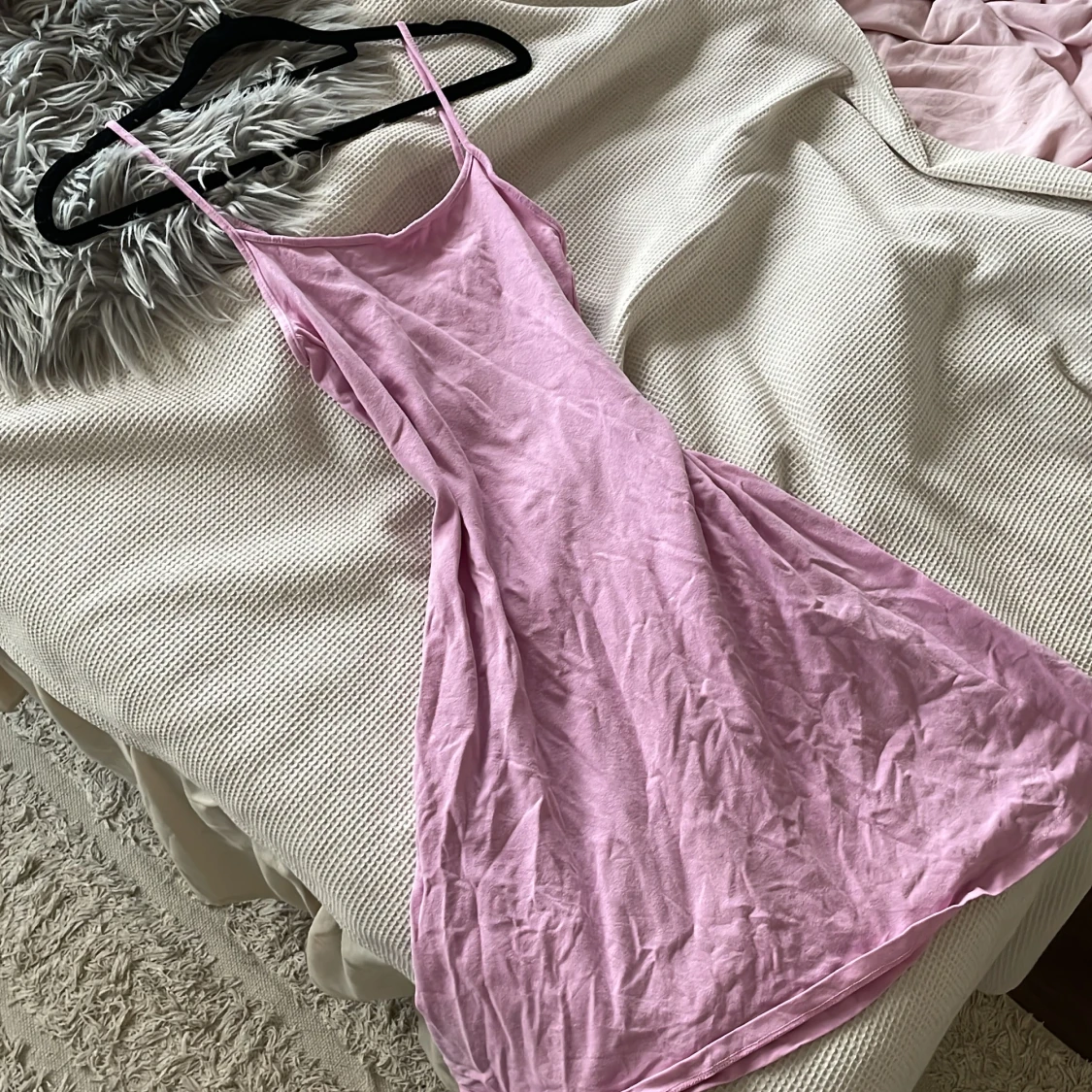 Ljusrosa kort klänning med smala axelband - 1