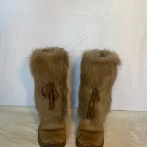 Päls boots - Sjukt fina skor perfekta för wintern😍Märket är väldigt dyrt.