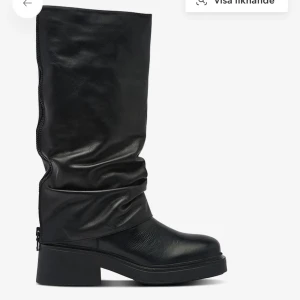 Svarta höga boots - Riktigt snygga & coola boots från Johnny bulls. Dessa fick jag hem häromdagen och de var dessvärre något små då jag ej får i hälen. De är i storlek 38 men skulle rekommendera att man har storlek 37 då man behöver gå upp i storlek i dessa skor. Helt nya, i nyskick och därav priset. Säljer dessa för att själv sedan köpa ett par nya i större storlek💓💓 nypris :2400kr🌸