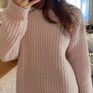 Ljusrosa stickad tröja från Bik Bok - Jätte mjuk och skönt material, kliar inte eller är stickigt💗 säljer eftersom används inte så mycket längre. Tröjan är nytvättad