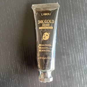 LAIKOU 24K Gold Snail Tear Mask - LAIKOU 24K Gold Snail Tear Mask i svart och guld tub, 50g. Masken är framtagen för djuprengöring, att ta bort smuts och dra ihop porer. Innehåller snigelextrakt och guld, och har en lyxig metallisk förpackning med skruvkork. Ej öppnad