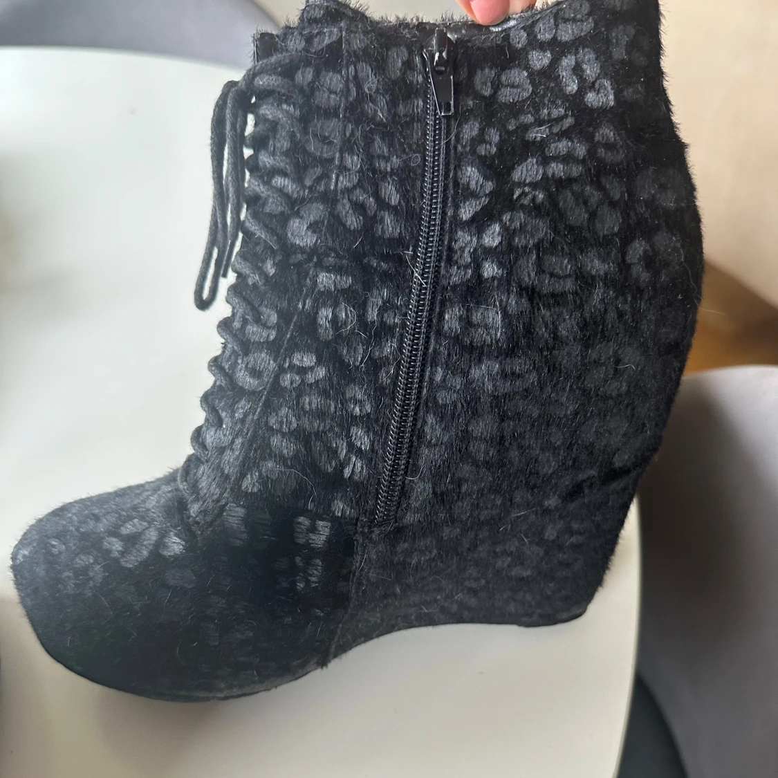 Svarta leopard kilklackar   - 2