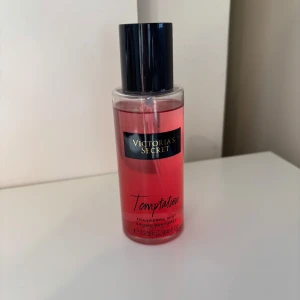 Victoria's Secret Temptation Mist - Fräsch och trendig body mist från Victoria's Secret. Perfekt för dig som vill ha en lätt och uppfriskande doft. Volym: 125ml