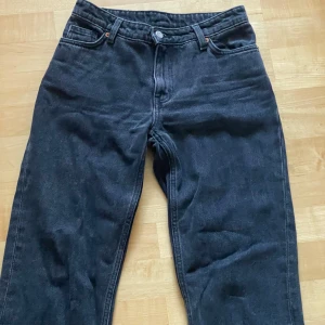 Svarta raka jeans från Monki - Säljer ett par svarta jeans från Monki med raka ben. Jeansen har normal midja och är inte stretchiga. Väl använda men bra skick! 😊