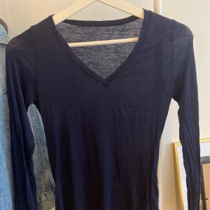 V-ringad intimissmi - V-ringad intimissmi tröja, använd väldigt fåtal gånger och inga tecken alls på slitningar💞
