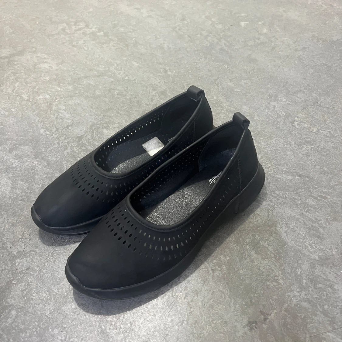 Svarta ballerinaskor i skinn från Clou - 1