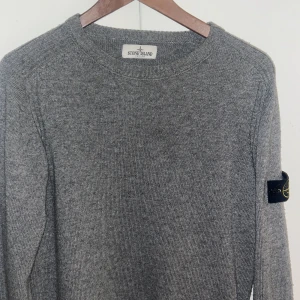 Kashmir Stone Island  - Snygg grå stickad tröja från Stone Island Junior med klassisk rund hals och ikonisk logga på ärmen. Tröjan har ribbade muddar och är långärmad, perfekt för lager-på-lager under höst och vinter. Bara haft på mig den fåtal gånger. Nästan helt ny. Skick 9/10✅