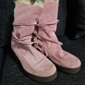 Rosa mockaboots med fuskpäls, stövlar  - Nya damskor i storlek 38. Oanvänd. Med prislapp men utan originalförpackning. Perfekta för kalla dagar när du vill ha både stil och värme.