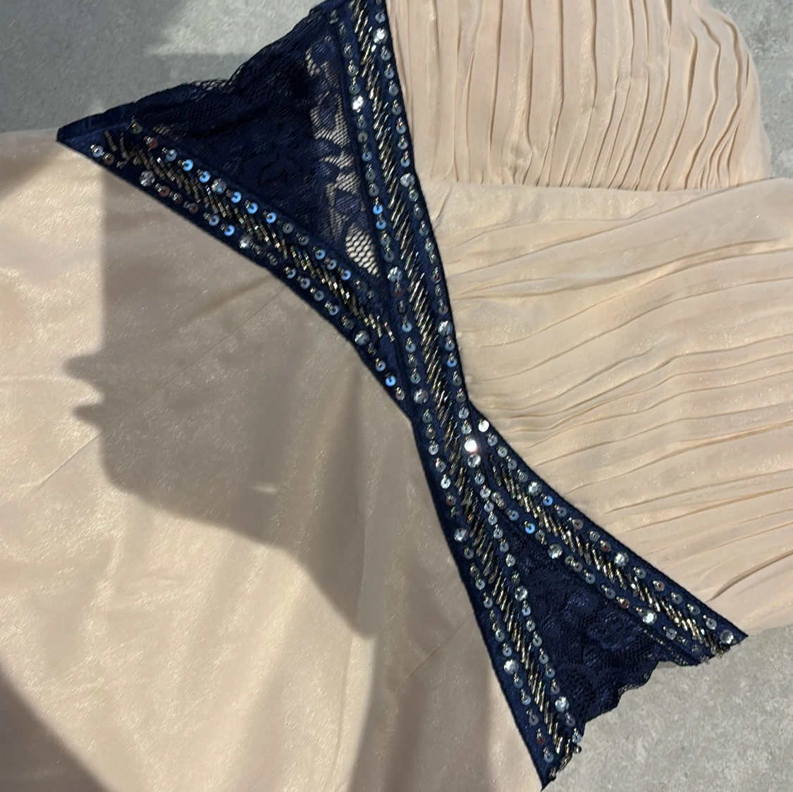 Champagnefärgad one shoulder-klänning - 3