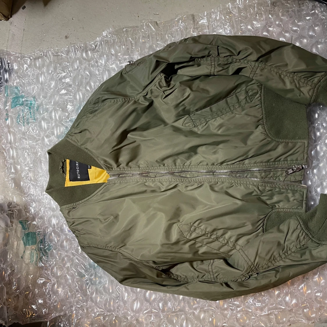 Olivgrön bomberjacka från Rut&Circle