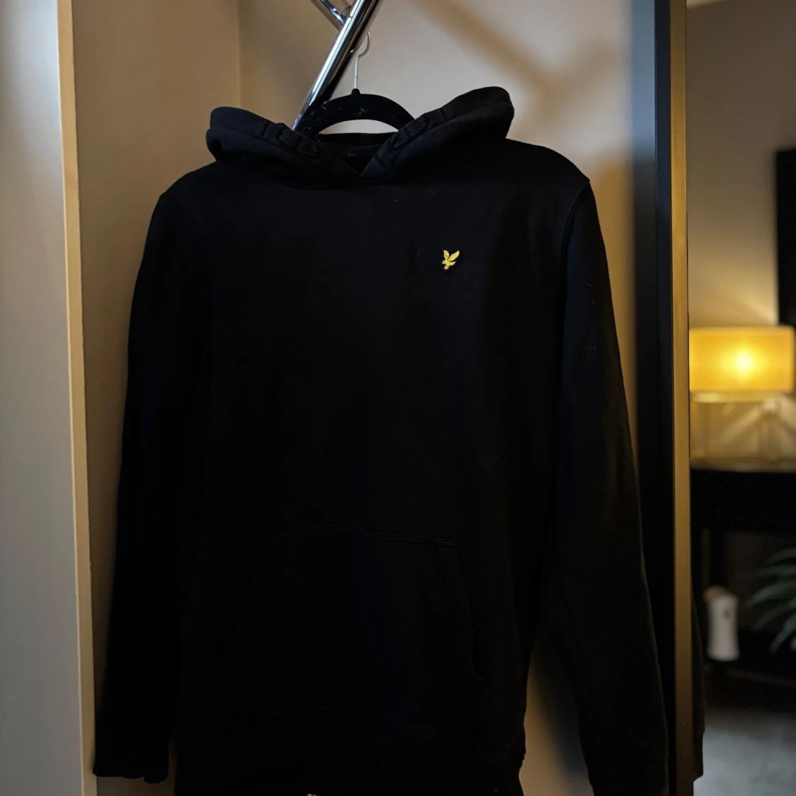 Svart hoodie från Lyle & Scott
