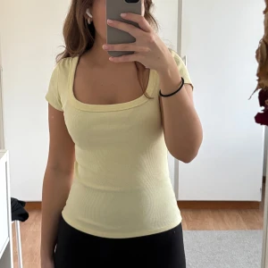 Ljusgul u-ringad t-shirt - Superfin ljusgul topp i storlek S, passar även XS. Köpt på plick men finns inga defekter💞 från New Yorker - Amisu ursprungligen!