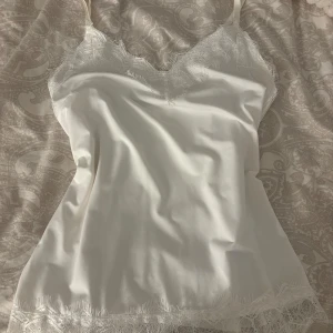 Sött linne - Fint vitt linne med spets detaljer! Använt 2 gånger så så gott som ny❣️