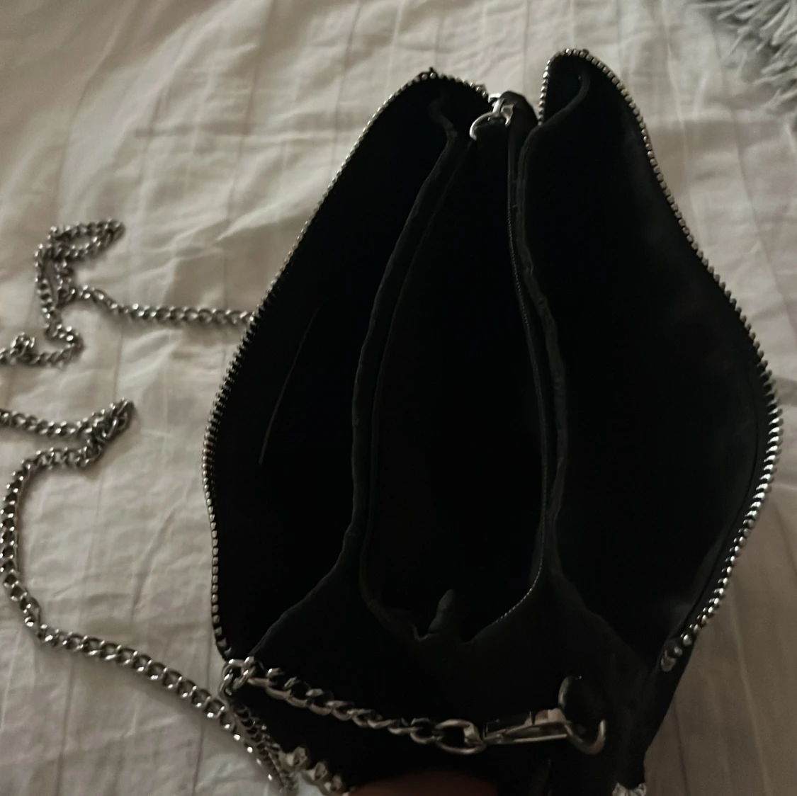 Svart axelväska med kedja och nitar - 2
