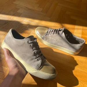 LANVIN CAP TOE - Tjena! Säljer dessa Lanvin Skor med tillhörande Dustbag✨ Storlek 7 (passar som 43)✨ Fint men används skick✨Skriv vid frågor✨