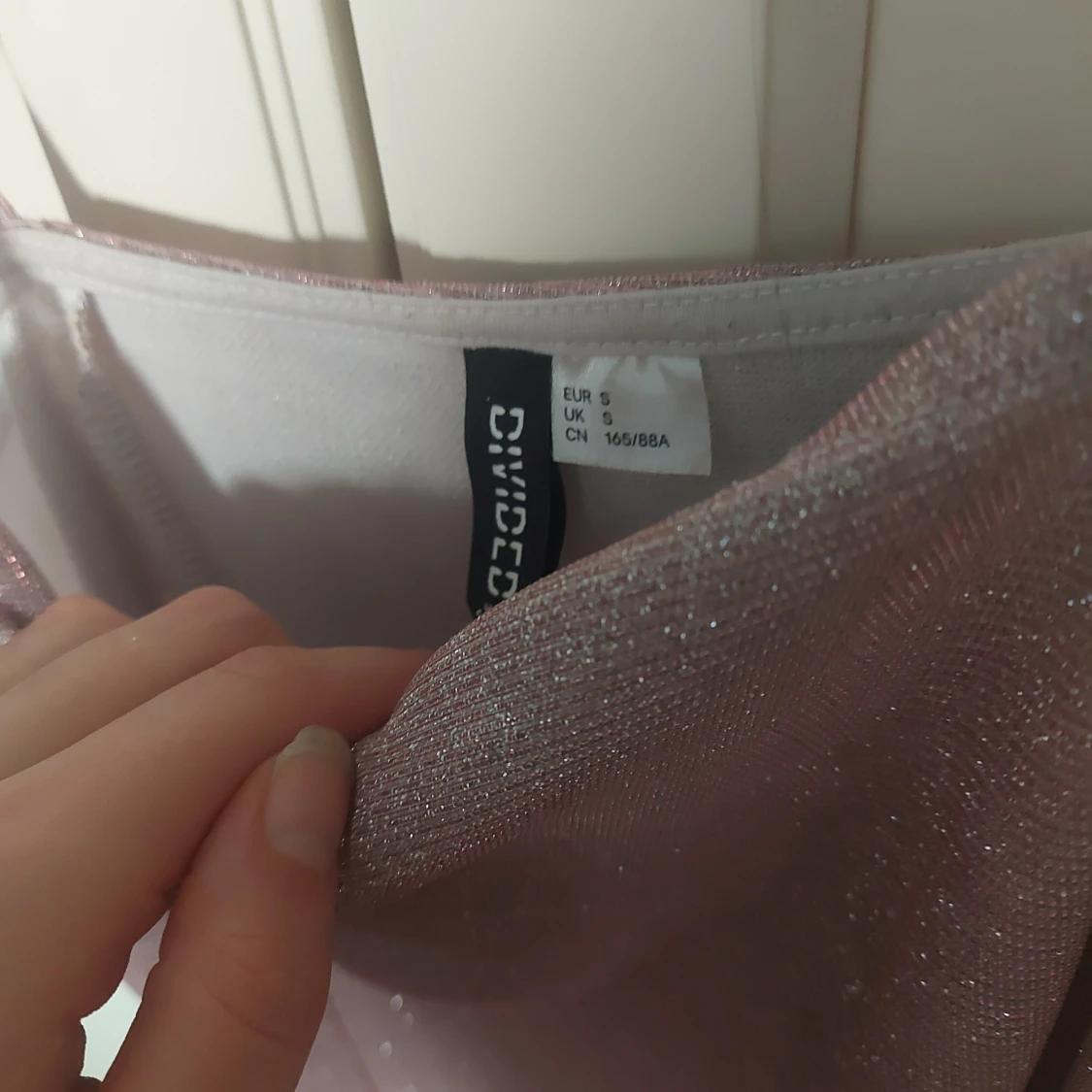 Glittrig rosa/lavendel färgad klänning DIVIDED - 1