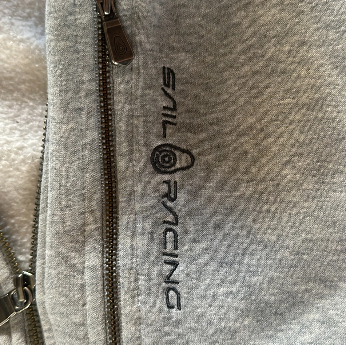 Grå hoodie från Sail Racing med dragkedja - 3