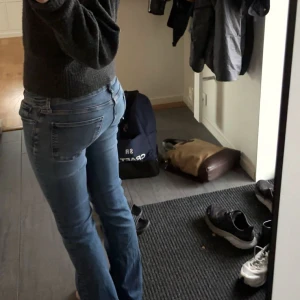 Blå bootcut jeans midwaist - Säljer ett par klassiska blå jeans med bootcut-snitt och lowwaist. Jeansen har fyra fickor, där ni ser att ena fickan bak har börjat släppa lätt men det är inget som syns. Snygga jeans som är tillverkade i mjukt denimtyg. Perfekta för dig som gillar low wais basic men ändå snygga jeans. Jag säljer dem för att de är för korta för mig i benen. Är ca 170 och de är lite för korta för att jag ska gilla dem. De är knappt använda då dem fort blev korta.