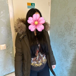 Olivgrön parkas från Woolrich med päls - Säljer en olivgrön parkas från Woolrich med fluffig päls runt huvan. Jackan har långa ärmar, två stora fickor framtill och stängs med dragkedja. Perfekt för kalla dagar och har en snygg, klassisk look som funkar till många stilar.