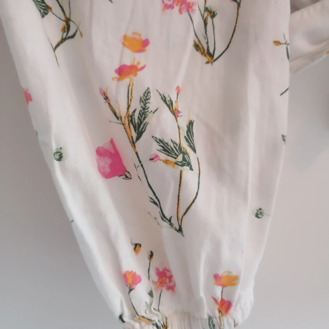 Vit blommig blus med knyt och knappar - 1