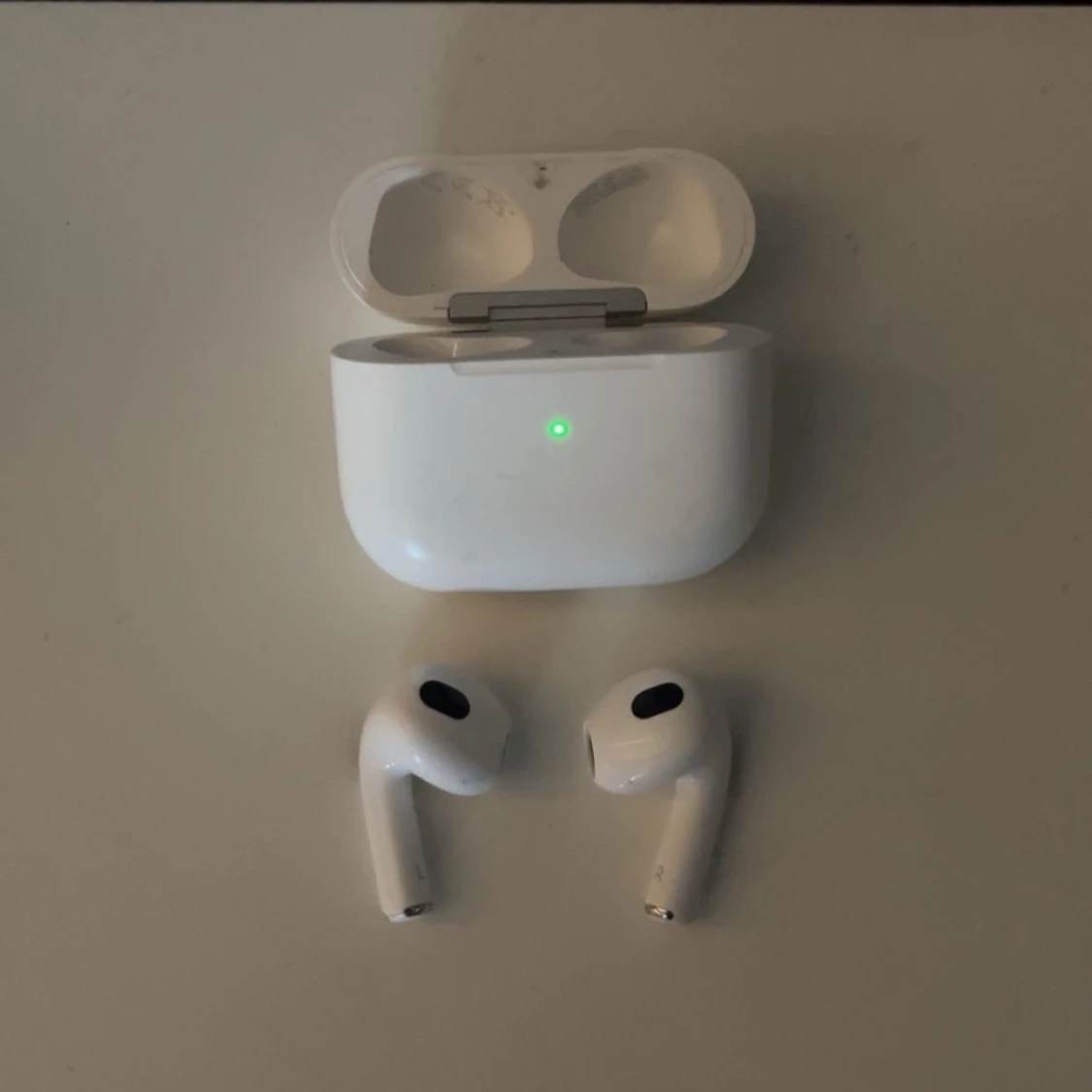 AirPods 4