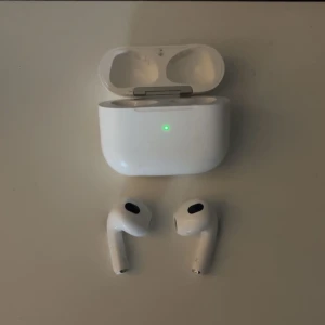 AirPods 4 - Säljer ett par Apple AirPods 4 med original laddningsetui. Hörlurarna är i gott skick med endast mindre tecken på användning. Laddningsfodralet fungerar och håller batteriet länge! Perfekt för trådlös musik och samtal. Skriv vid funderingar!