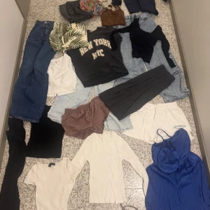 Stort klädpaket – storlek XS - Säljer en hel hög med kläder i storlek XS (allt på bilden ingår). Blandat: jeans, kjolar, shorts, stickade tröjor, toppar, klänning, blazer och lite sportigare plagg. Märken är blandade (bl.a. Zara, H&M, Gina Tricot m.fl.).  👗 Passar dig som vill fylla på garderoben med många fina basplagg och lite festligare också. 📦 Obs! Paketet är tungt, endast avhämtning – jag skickar inte.