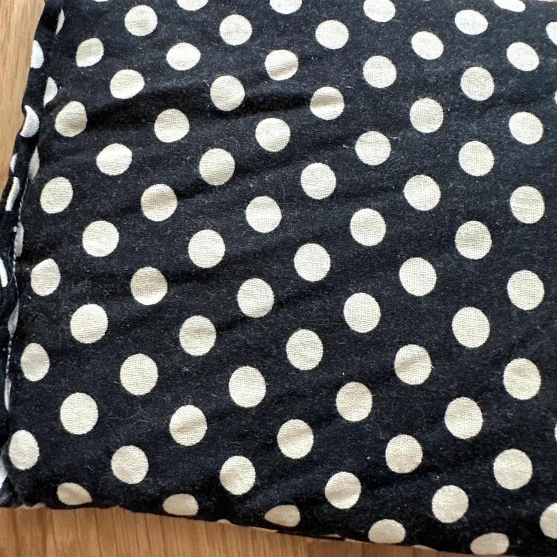 Svart Prickig Vetekudde - 1