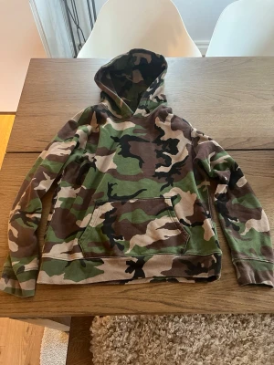 Polo Ralph Lauren hoodie camo  - Äkta Polo Ralph Lauren camouflage hoodie i bra skick. Klassisk pullover-modell med huva och magficka.