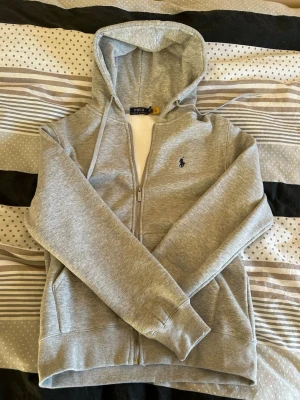 Raulph lauren zip hoodie  - En jätte fin raulph lauren zip hoodie som är storlek L men den känns som Medium 