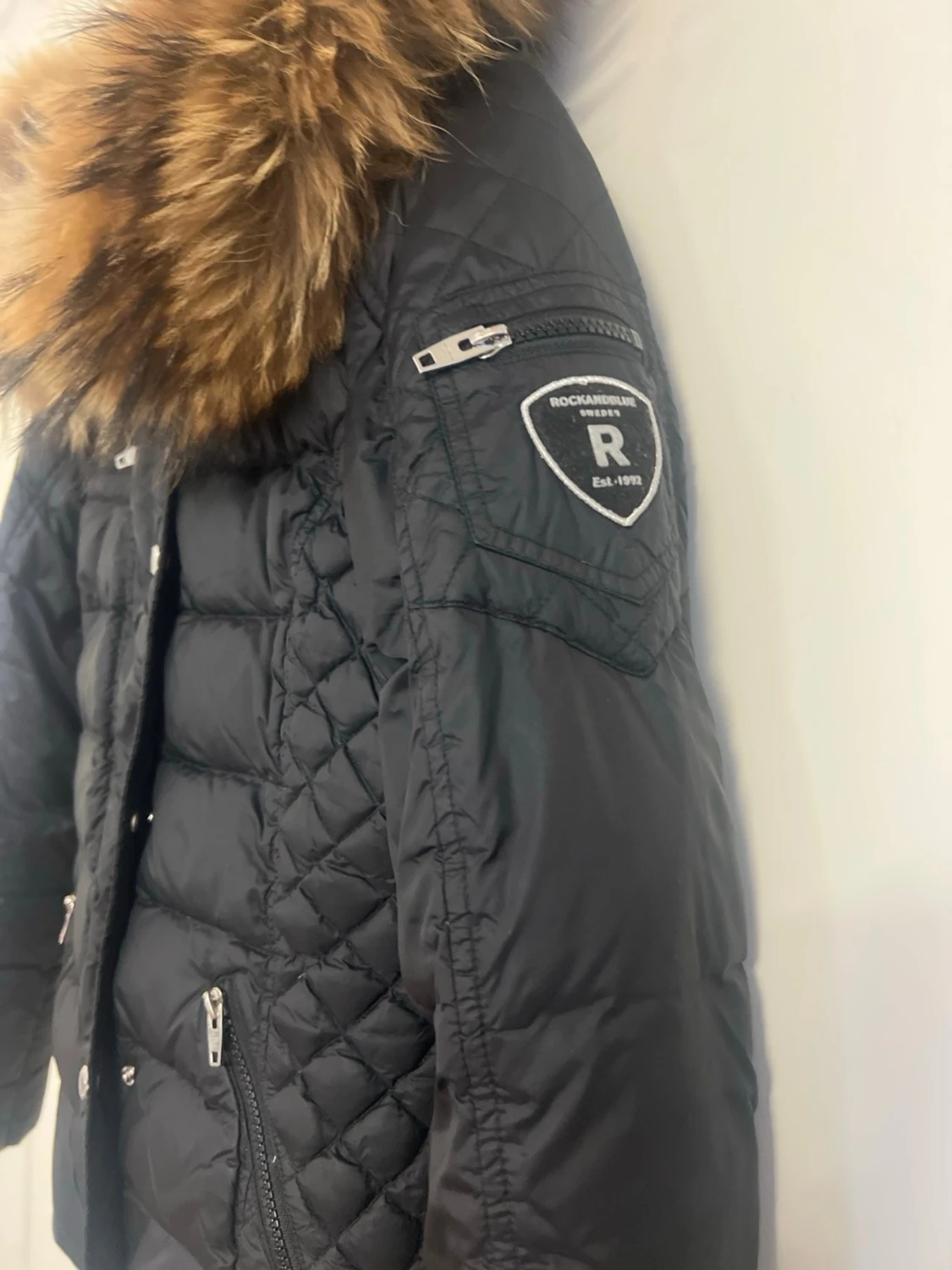 Svart pufferjacka Rockandblue med päls - 2