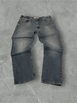 Lee Athletic Fit tapered jeans | W34  - Snygga och bekväma Lee jeans i modellen Athletic Fit med avsmalnande ben (Tapered Leg). OSÄKER på storlek måtten finns på bilderna se till att kolla de för om de passar dig! 🔥