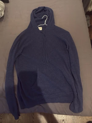 John Henric blå kashmir  hoodie med luva - En blå kashmir John Henric hoodie som inte säljs längre. I Storlek S men passar främst M. I väldigt bra skick, skriv vid frågor!