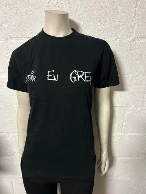 Svart Dir En Grey t-shirt TOUR08 storlek XS - Svart t-shirt med vit tryckt text 'Dir En Grey' på framsidan och 'TOUR08 DEATH OVER BLINDNESS' på ryggen. Helt ny i storlek XS.