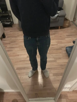 Jack and Jones jeans - Jeansen på bilden är samma modell som dom jag säljer bara en storlek större för jag fick med två olika storlekar när jag beställde hem dom är ganska slim och tighta modellen heter Liam storlek 158