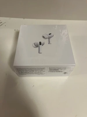 AirPods Pro (2nd generation) with MagSafe Charging Case (USB-C) - Helt nya AirPods Pro (2nd generation) med MagSafe-laddningsetui (USB-C). Produkten är obruten i originalförpackning och plast, vilket garanterar nyskick. Aktiv brusreducering,transparensläge.