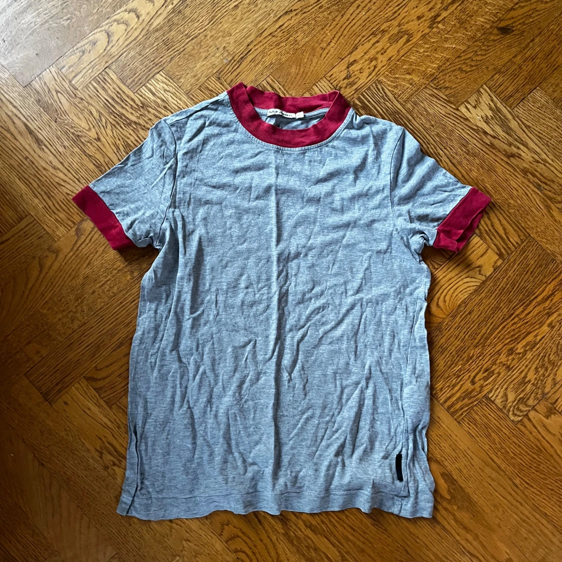 Grå nudie jeans t-shirt