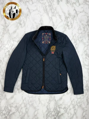 Morris Jacka S - Marinblå Morris jacka i storlek S i mycket bra skick. Tveka inte på att höra av dig för fler frågor eller vid minsta fundering! Skick: 9/10