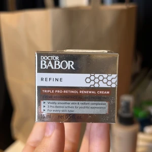 Doctor Babor Refine Triple Pro-Retinol Cream 15 ml - Lyxig ansiktskräm från Doctor Babor, Refine Triple Pro-Retinol Renewal Cream i en frostad glasburk med silvrigt lock. Innehåller 15 ml och är framtagen för att ge jämnare och fräschare hudton med tre olika retinoltyper. Passar alla hudtyper. Nypris ca 500kr. Helt oanvänd
