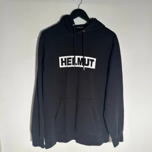 Helmut lang hoodie - Mått: Längd - 73 cm. Bredd - 56 cm. Skriv vid ytterligare frågor eller funderingar🤝