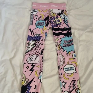 Gulliga och fina rosa Stronger leggings - Jag säljer ett par jättefina rosa träningstights från stronger! I bra skick, endast använda ett fåtal gånger och för bra pris. Väldigt stretchiga och väldigt sköna. Tvättade och helt rena, ingen större skada eller slitage. Nypris runt 600-700 kr. Mycket bra pris!