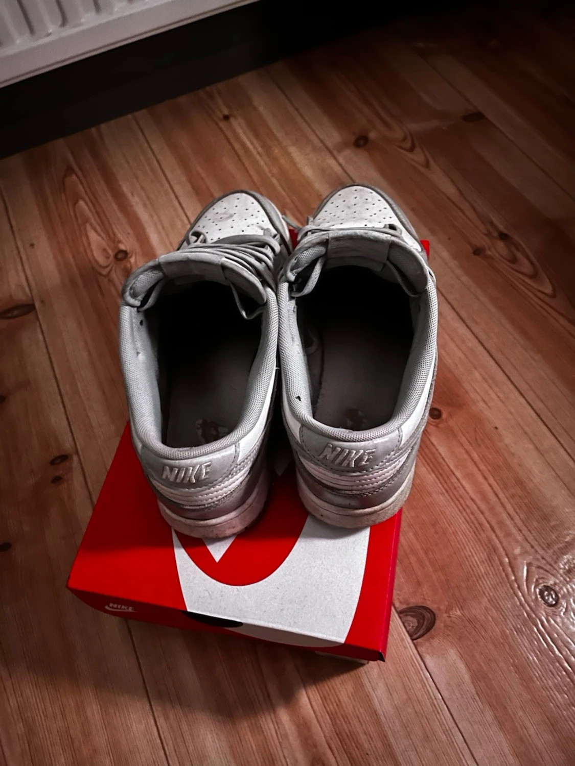 Nike Dunk Low i grått och vitt - 1