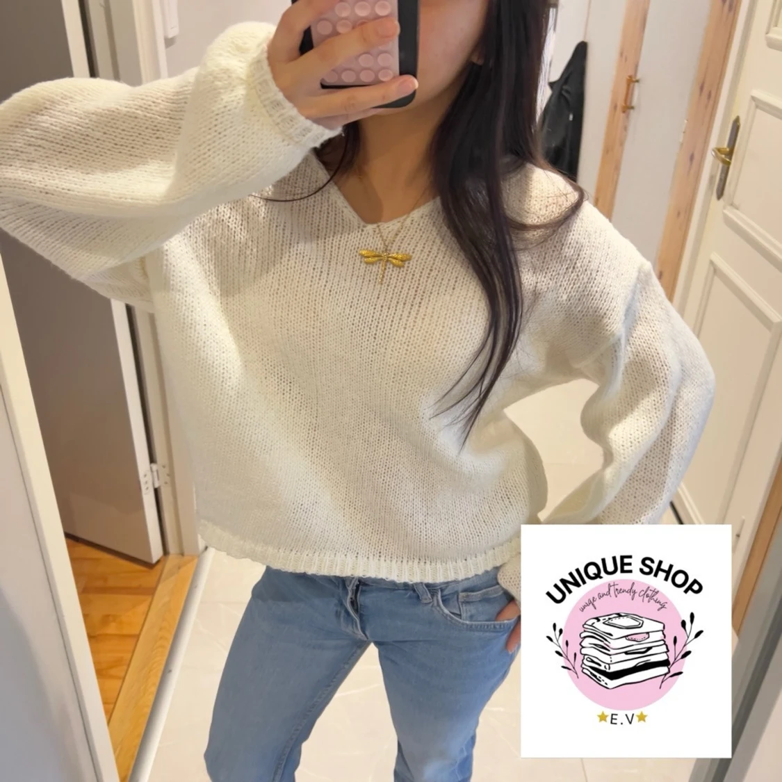 Vit stickad tröja med v-ringning