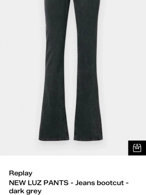 Replay bootcut jeans mörkgrå - Snygga mörkgrå bootcut jeans från Replay. Klassisk femficksmodell med Replay-logga på bakfickan och vid linningen. Jeansen har en lätt utsvängd passform nertill och är tillverkade i mjukt denimtyg som sitter skönt hela dagen. Stl 28/30