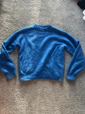 Blå stickad tröja från Cubus - Säljer en blå stickad tröja från Cubus i storlek 170. Funkar till både mindre och större storlekar. Tröjan har en rund halsringning, ribbade muddar vid ärmslut och nederkant samt långärmade ärmar. Perfekt för dig som gillar mjuka och sköna material.💕🥰❤️