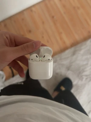 Apple AirPods 2 - Säljer ett par Apple AirPods 2 med laddningsetui. Hörlurarna är trådlösa och fungerar utmärkt med både iPhone och andra enheter via Bluetooth. Skicket är bra med mindre tecken på normalt bruk, inga synliga större repor eller skador. Perfekt för musik, samtal och träning.