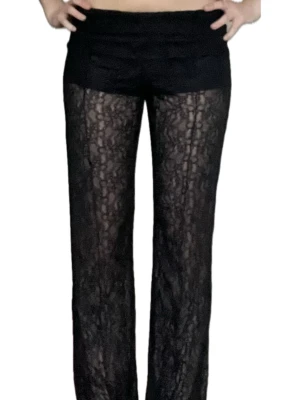 Svarta spetsbyxor  - Supersnygga svarta byxor från Monki i storlek S. Byxorna är helt i spets vilket ger en cool och unik look. Perfekt till festliga tillfällen! Köpta second hand men knappt använda och som nya 